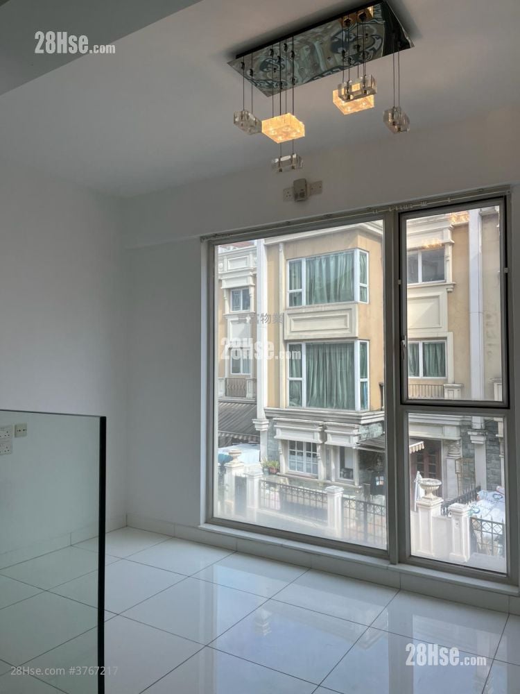 The Beverly Hills Sell 5+ Bedrooms , 2 Bathrooms 1,606 ft²