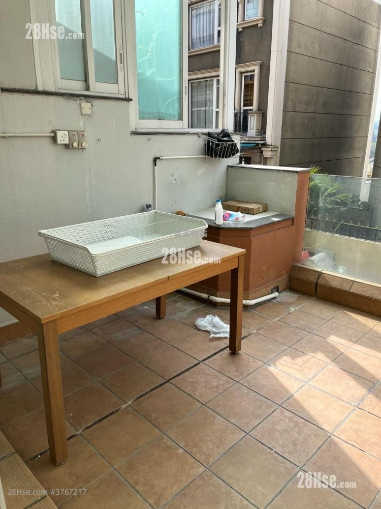 The Beverly Hills Sell 5+ Bedrooms , 2 Bathrooms 1,606 ft²