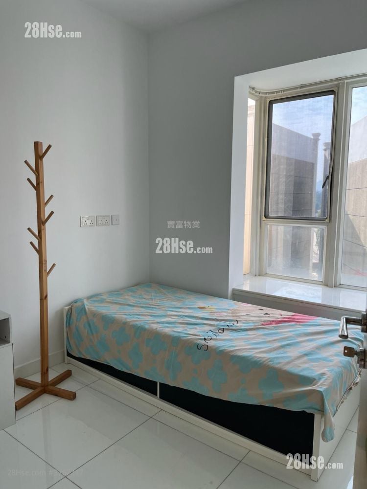 The Beverly Hills Sell 5+ Bedrooms , 2 Bathrooms 1,606 ft²