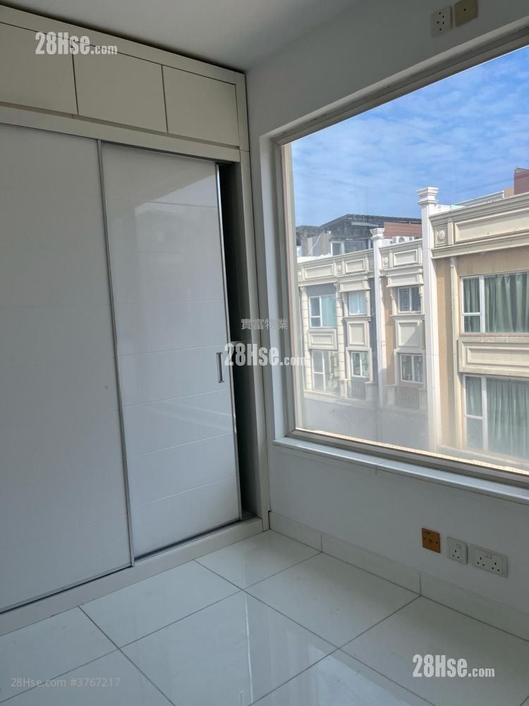 The Beverly Hills Sell 5+ Bedrooms , 2 Bathrooms 1,606 ft²