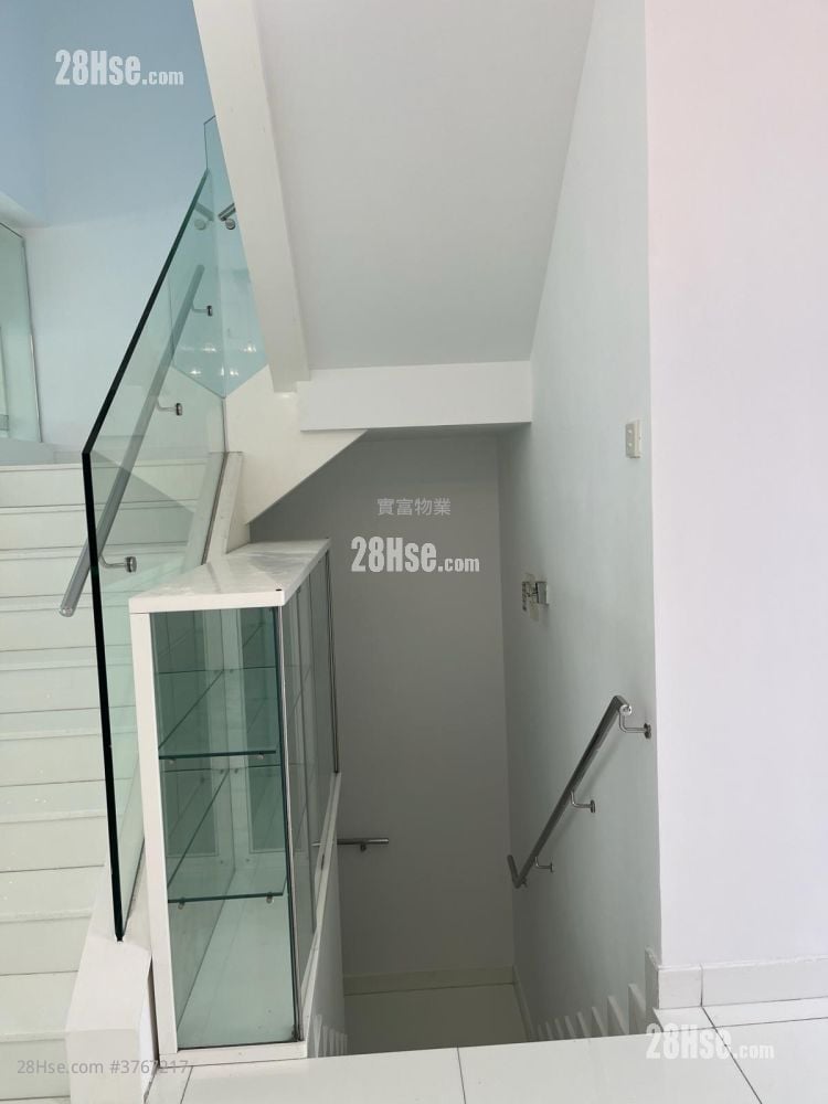 The Beverly Hills Sell 5+ Bedrooms , 2 Bathrooms 1,606 ft²