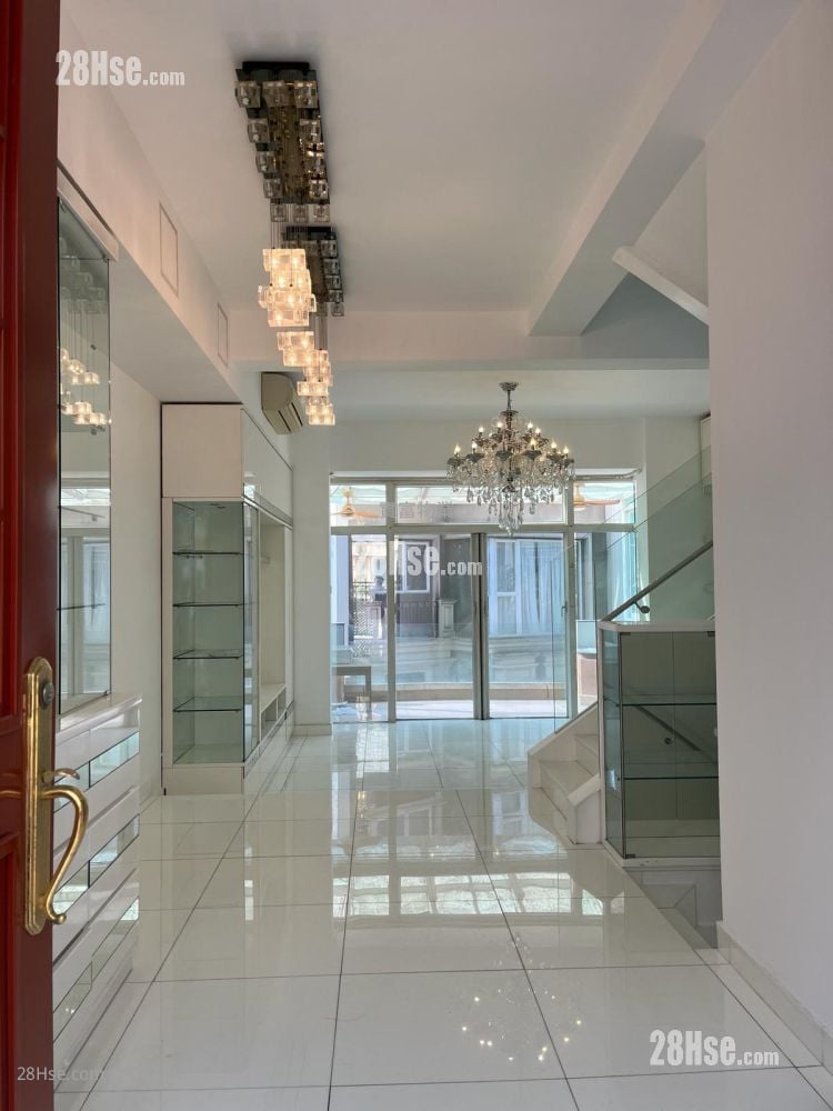 The Beverly Hills Sell 5+ Bedrooms , 2 Bathrooms 1,606 ft²