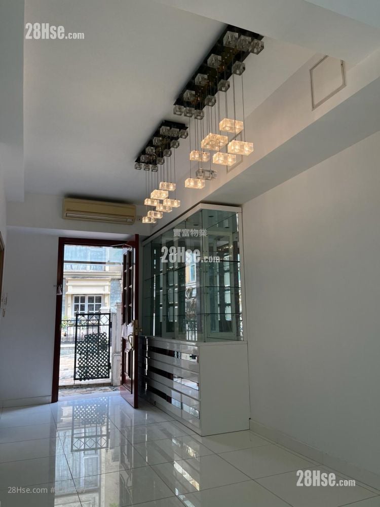 The Beverly Hills Sell 5+ Bedrooms , 2 Bathrooms 1,606 ft²