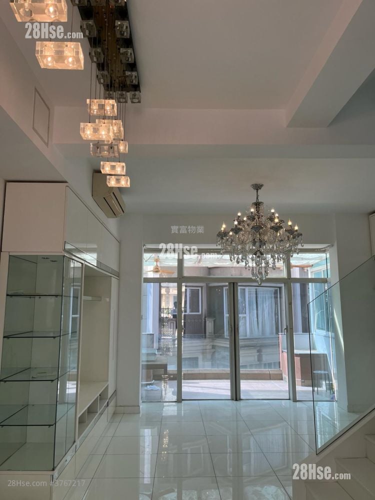 The Beverly Hills Sell 5+ Bedrooms , 2 Bathrooms 1,606 ft²