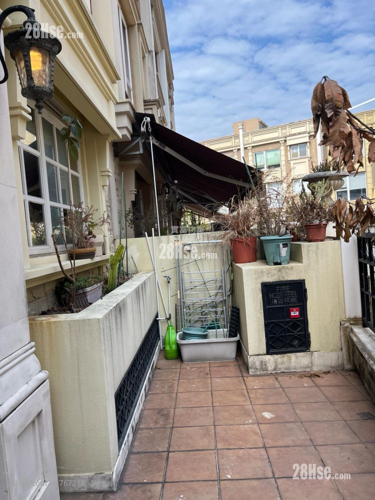 The Beverly Hills Sell 5+ Bedrooms , 2 Bathrooms 1,606 ft²