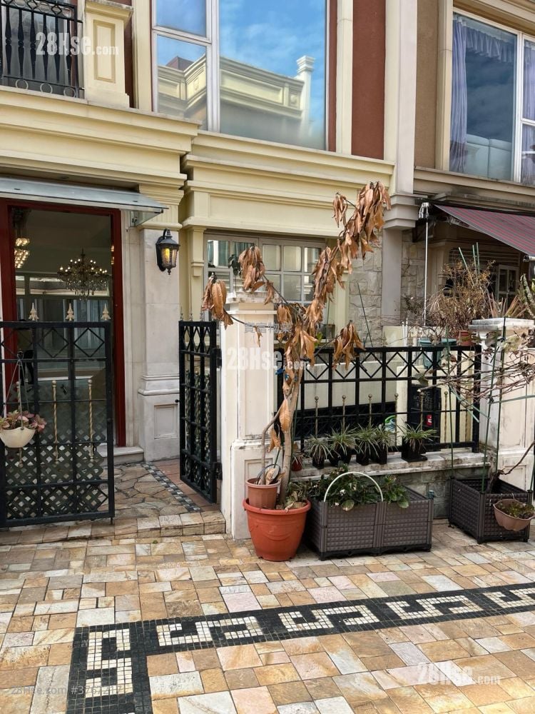 The Beverly Hills Sell 5+ Bedrooms , 2 Bathrooms 1,606 ft²