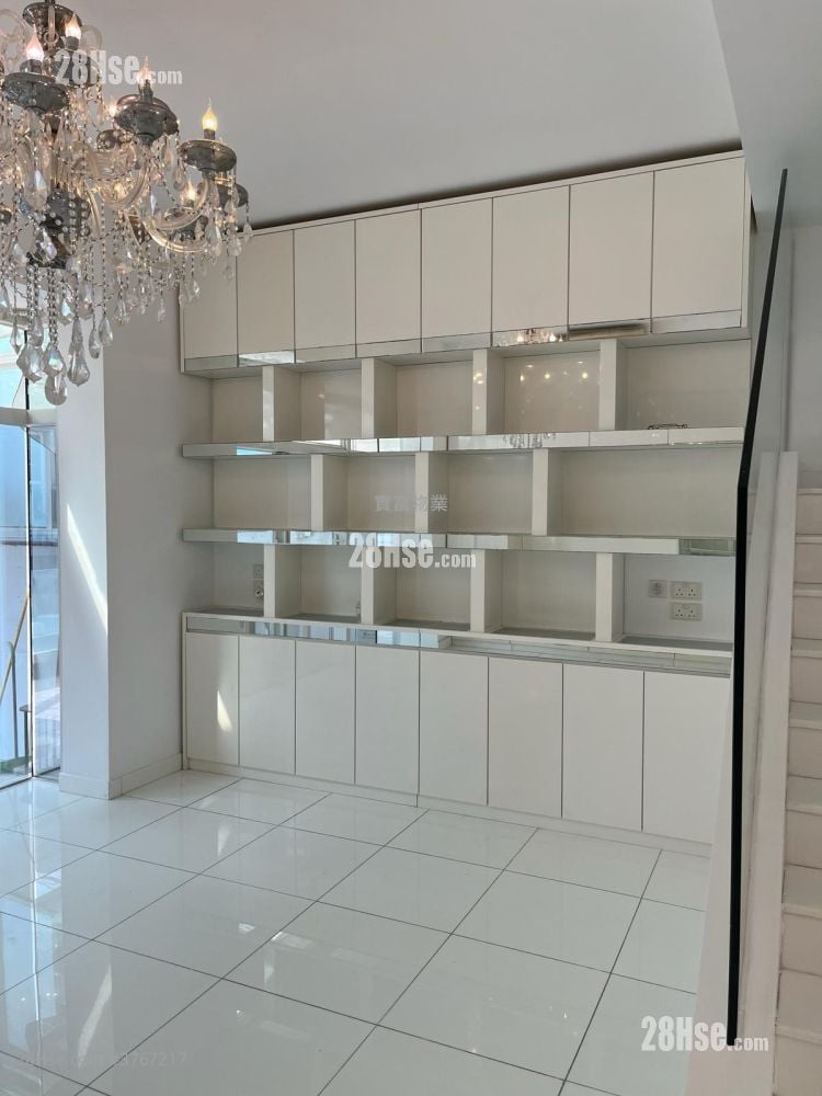 The Beverly Hills Sell 5+ Bedrooms , 2 Bathrooms 1,606 ft²