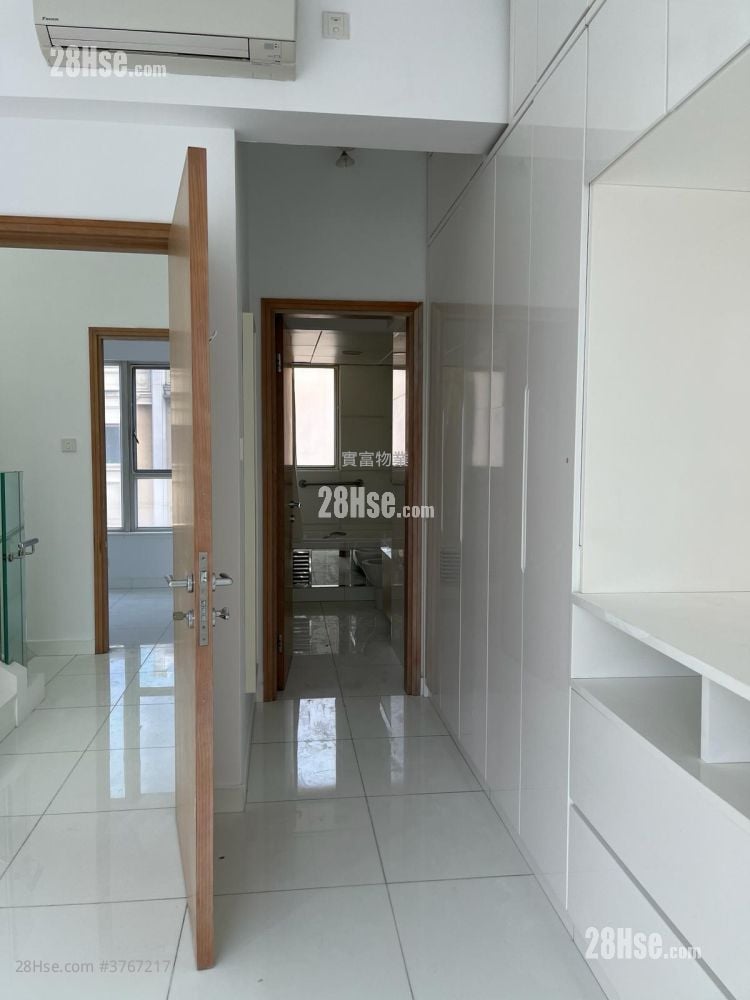 The Beverly Hills Sell 5+ Bedrooms , 2 Bathrooms 1,606 ft²