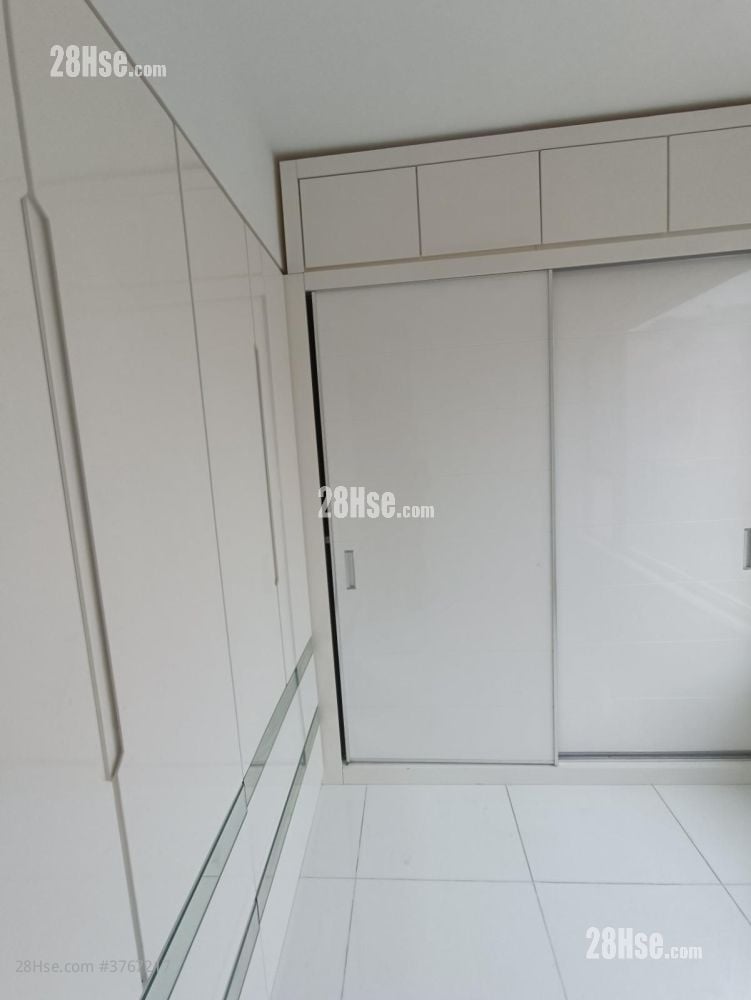 The Beverly Hills Sell 5+ Bedrooms , 2 Bathrooms 1,606 ft²