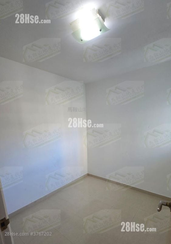 Saddle Ridge Garden Sell 3 Bedrooms , 1 Bathroom 592 ft²