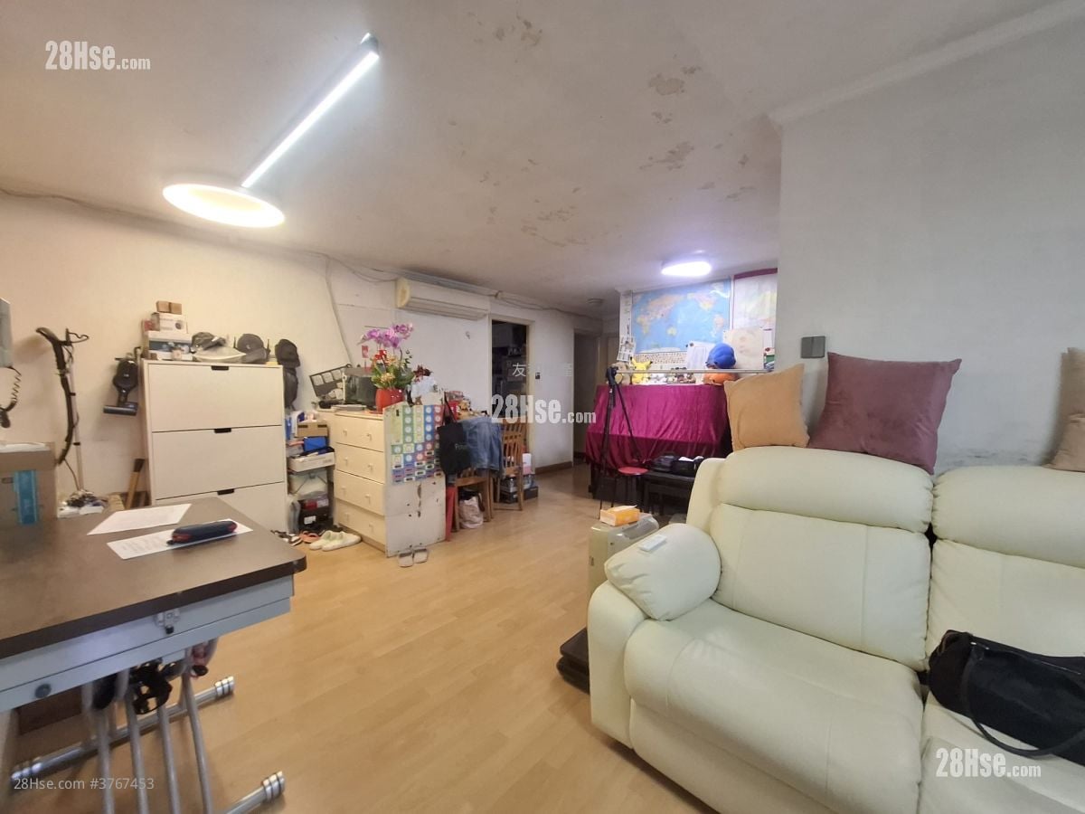 College Crest Sell 3 Bedrooms , 2 Bathrooms 845 ft²