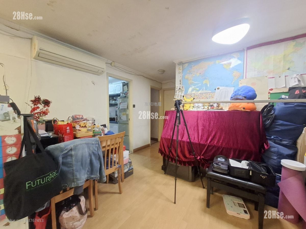 College Crest Sell 3 Bedrooms , 2 Bathrooms 845 ft²