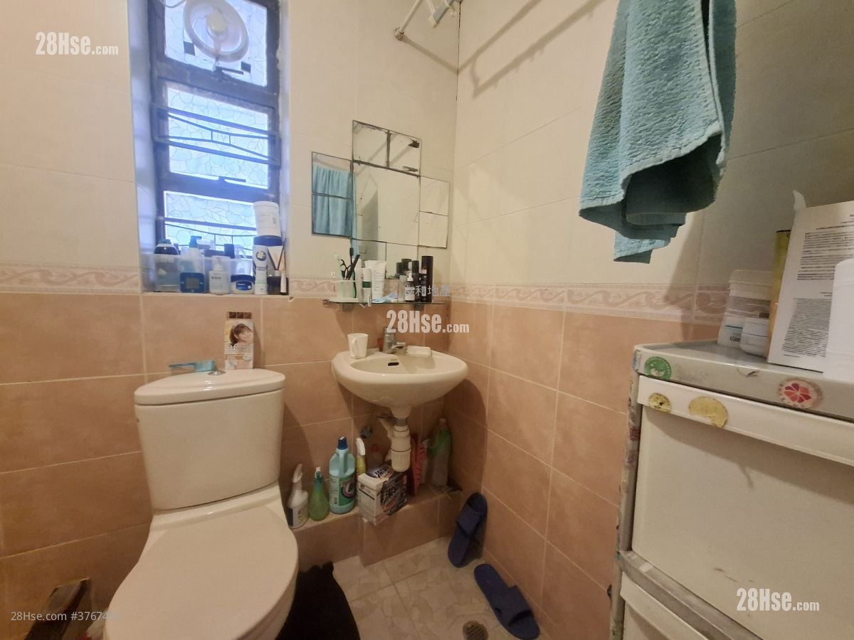 College Crest Sell 3 Bedrooms , 2 Bathrooms 845 ft²