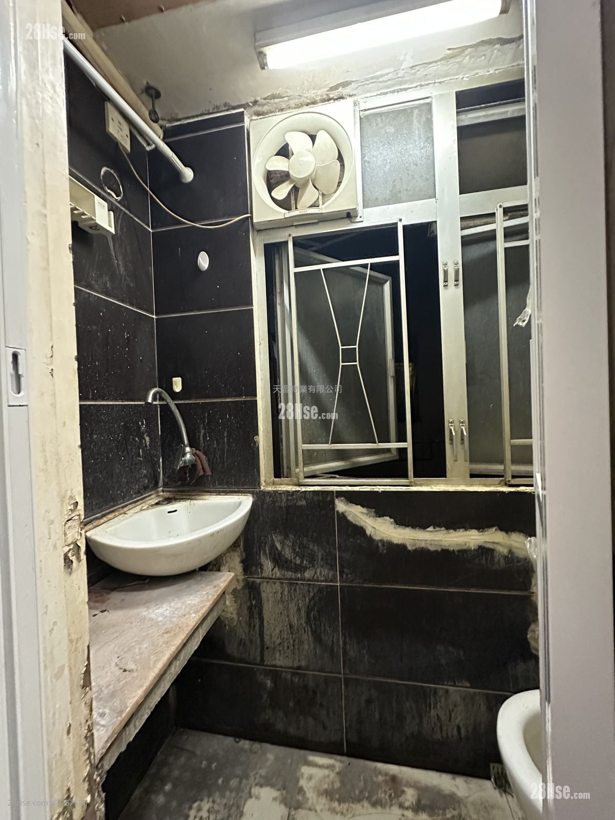 Lux Theatre Building Sell 3 Bedrooms , 3 Bathrooms 445 ft²