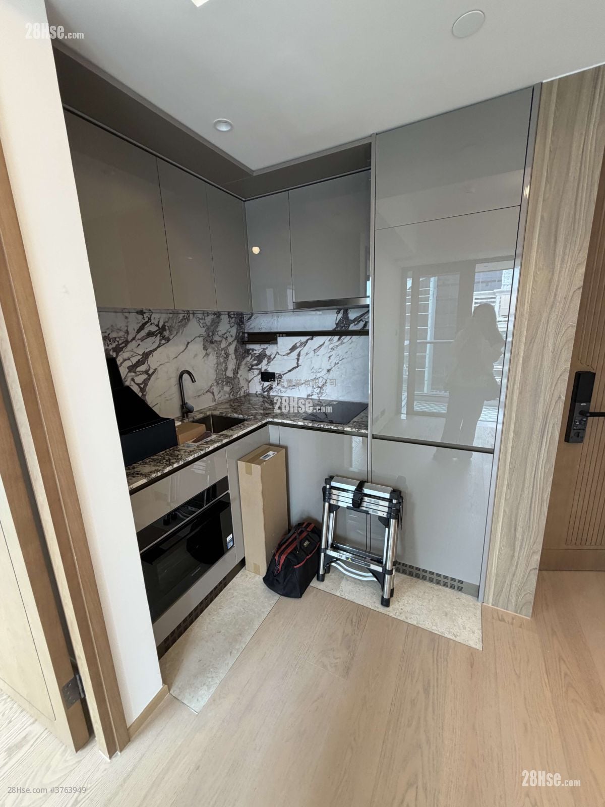 高临 租盘 2 房 , 1 浴室 385 平方尺