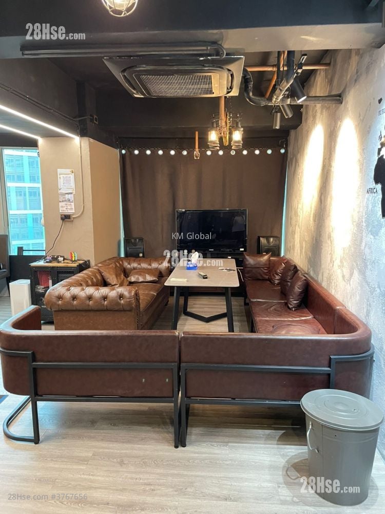 Dundas Square Sell Studio 484 ft²