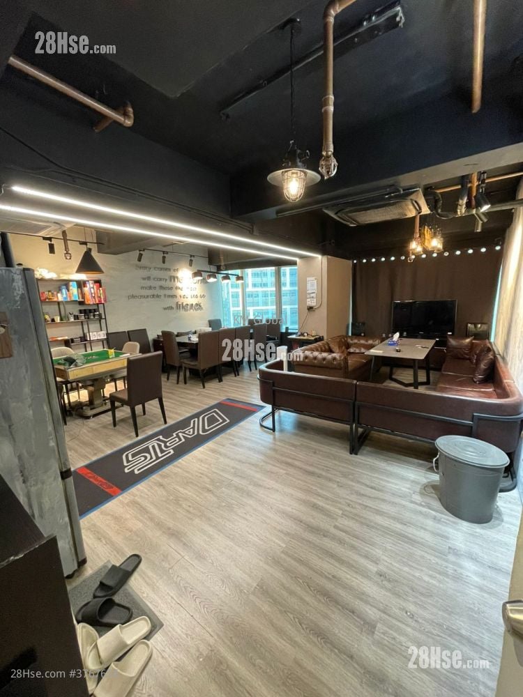 Dundas Square Sell Studio 484 ft²