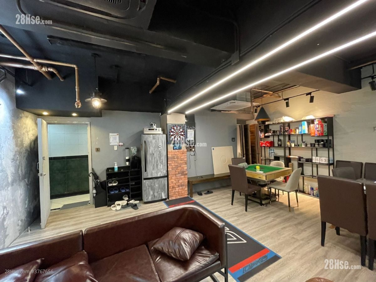 Dundas Square Sell Studio 484 ft²