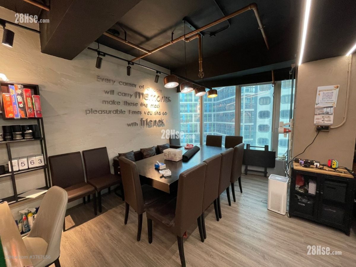 Dundas Square Sell Studio 484 ft²