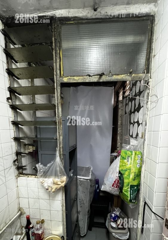 Fung Tak Estate Sell 3 Bedrooms , 1 Bathroom 529 ft²