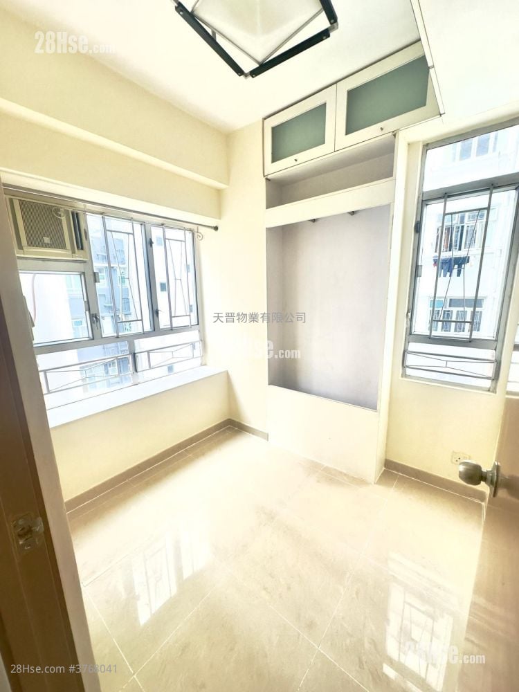 Pau Chung Building Sell 2 Bedrooms , 1 Bathroom 347 ft²