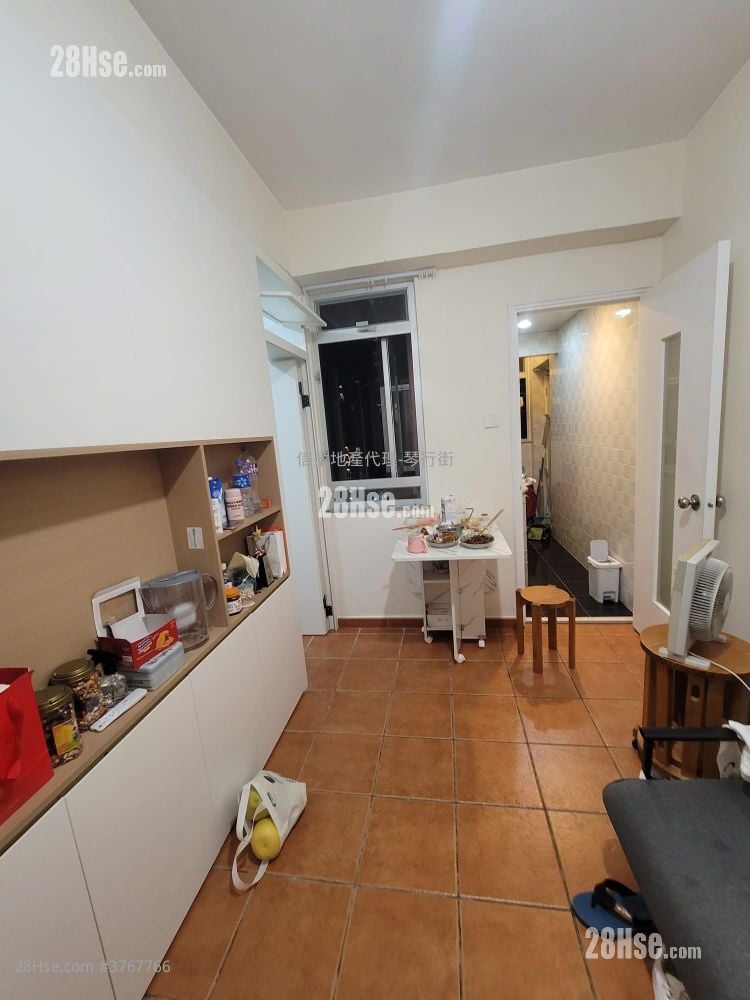 Kin Bong Building Sell 2 Bedrooms , 1 Bathroom 288 ft²