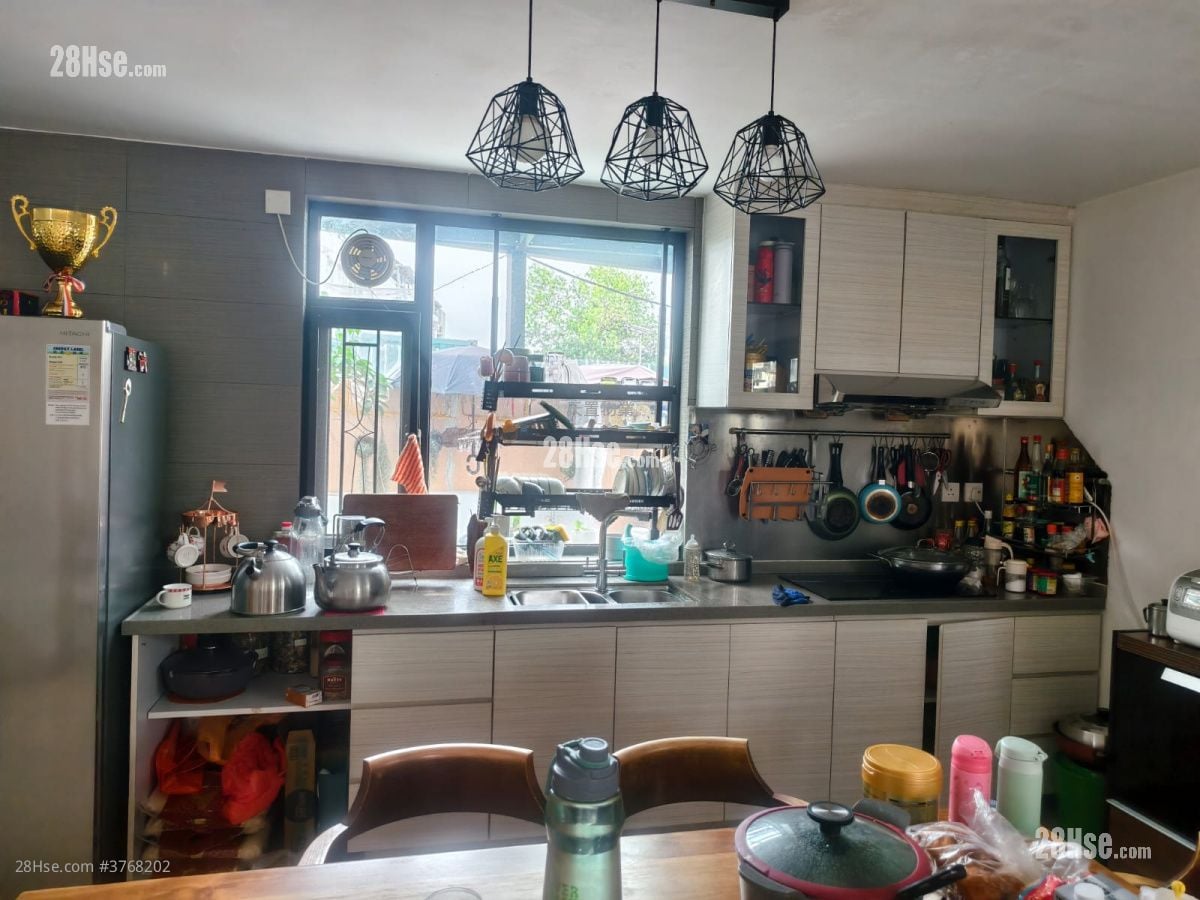 Sun Fung Wai Sell 5+ Bedrooms , 3 Bathrooms 1,400 ft²