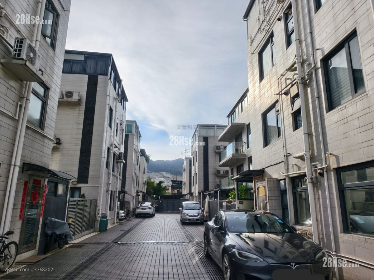 Sun Fung Wai Sell 5+ Bedrooms , 3 Bathrooms 1,400 ft²