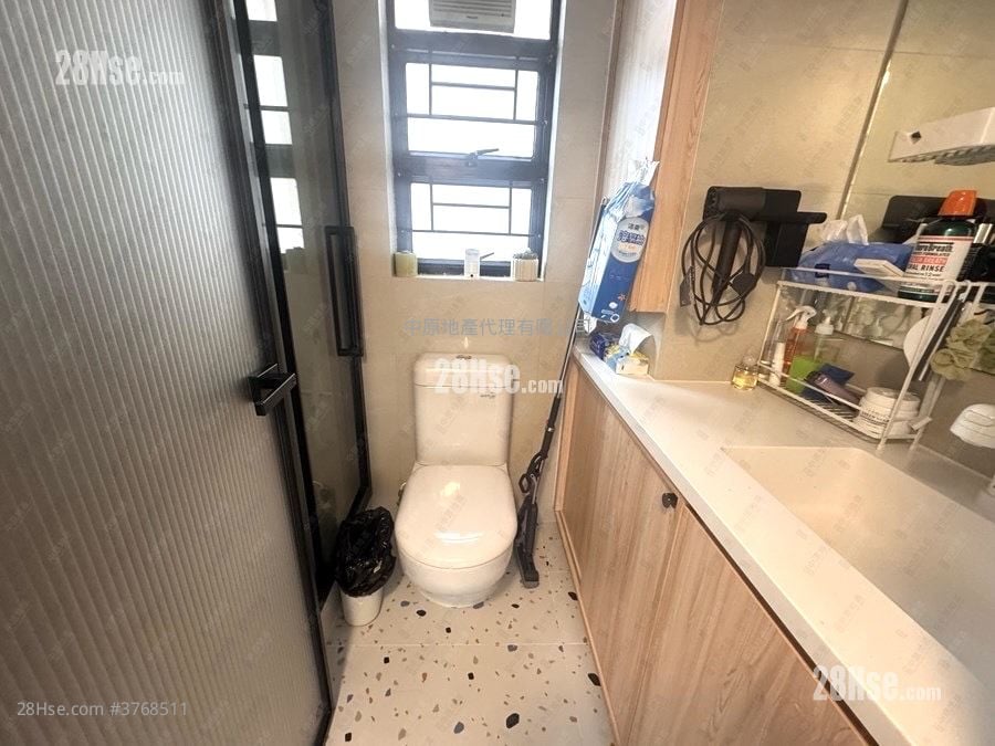 Nan Fung Plaza Sell 3 Bedrooms 608 ft²