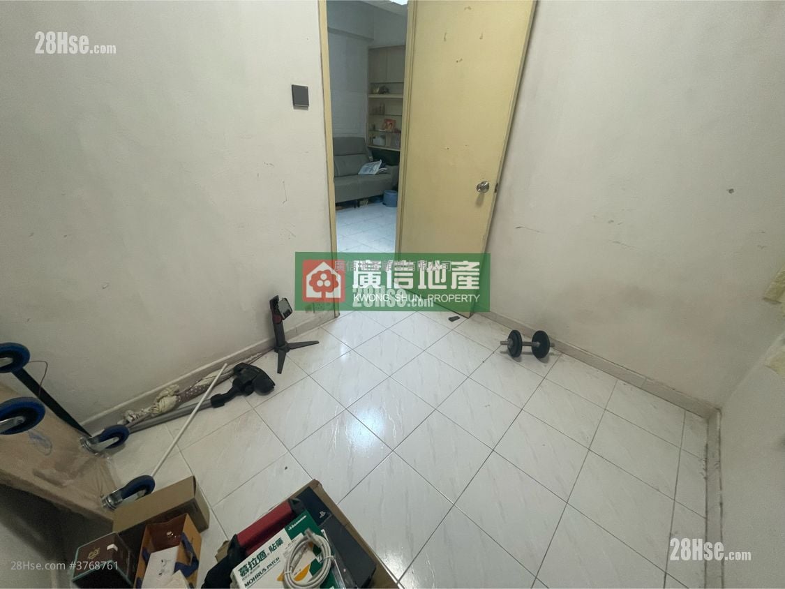 Cosmopolitan Estate Sell 2 Bedrooms , 1 Bathroom 325 ft²