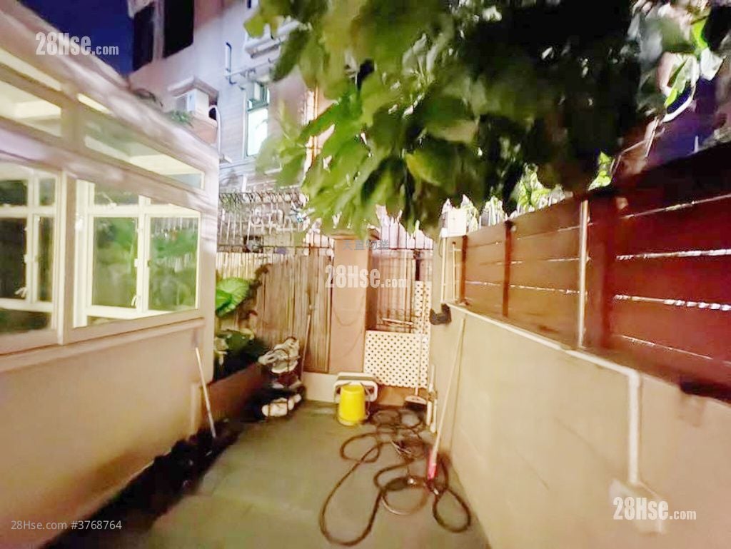 San Hing Tsuen(Tuen Mun) Sell 3 Bedrooms , 3 Bathrooms 1,400 ft²