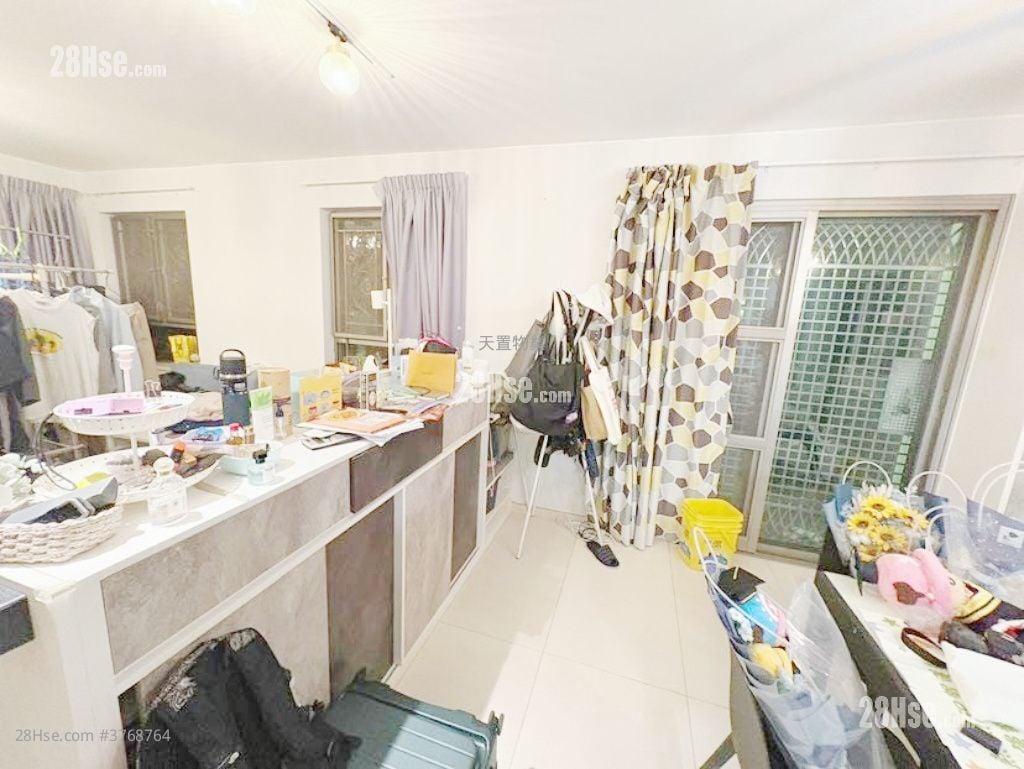 San Hing Tsuen(Tuen Mun) Sell 3 Bedrooms , 3 Bathrooms 1,400 ft²