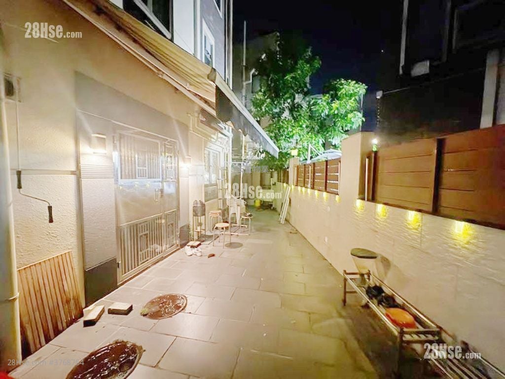 San Hing Tsuen(Tuen Mun) Sell 3 Bedrooms , 3 Bathrooms 1,400 ft²