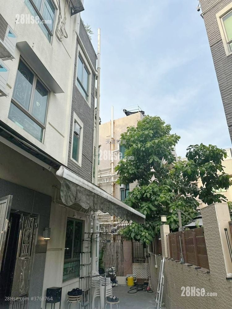 San Hing Tsuen(Tuen Mun) Sell 3 Bedrooms , 3 Bathrooms 1,400 ft²