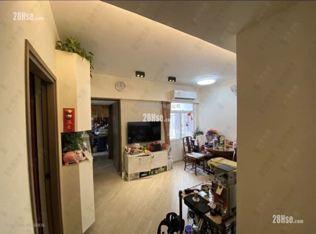 Cheong Wai Mansion Sell 2 Bedrooms , 1 Bathroom 474 ft²