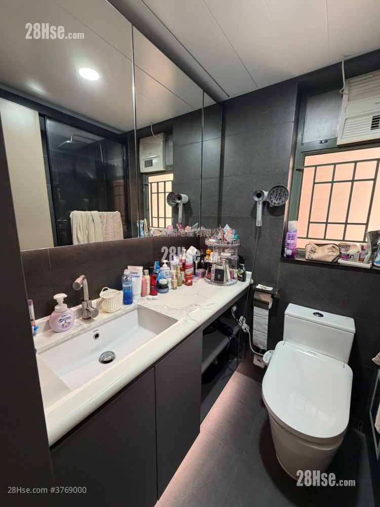 蔚蓝湾畔 售盘 4 房 , 2 浴室 745 平方尺