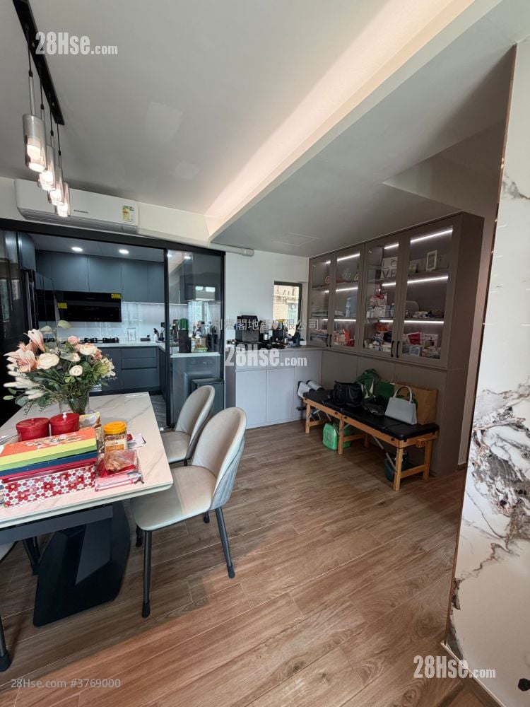 蔚蓝湾畔 售盘 4 房 , 2 浴室 745 平方尺