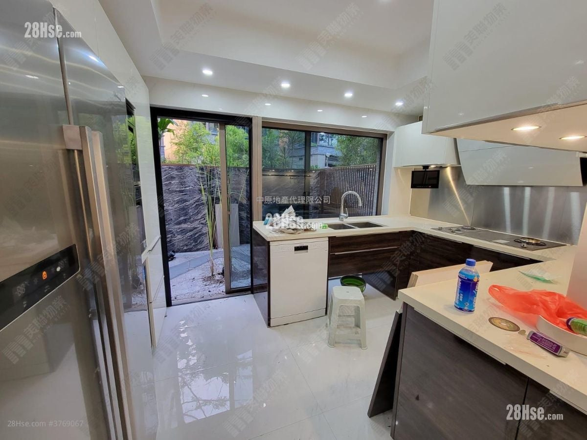 Domus Sell 4 Bedrooms 2,536 ft²