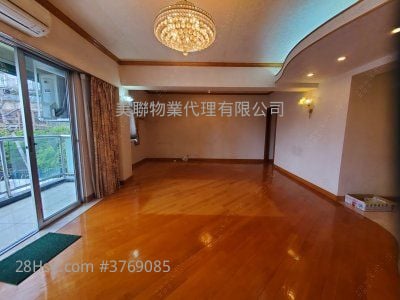 Devon Court Sell 3 Bedrooms , 2 Bathrooms 1,270 ft²