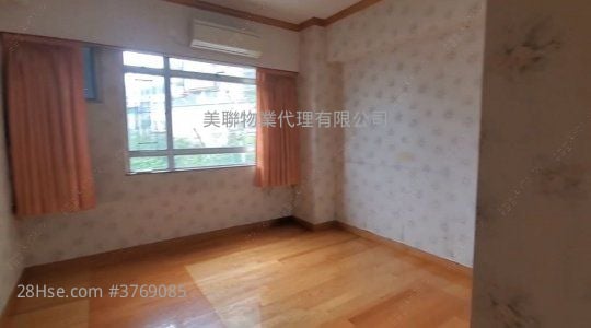 Devon Court Sell 3 Bedrooms , 2 Bathrooms 1,270 ft²