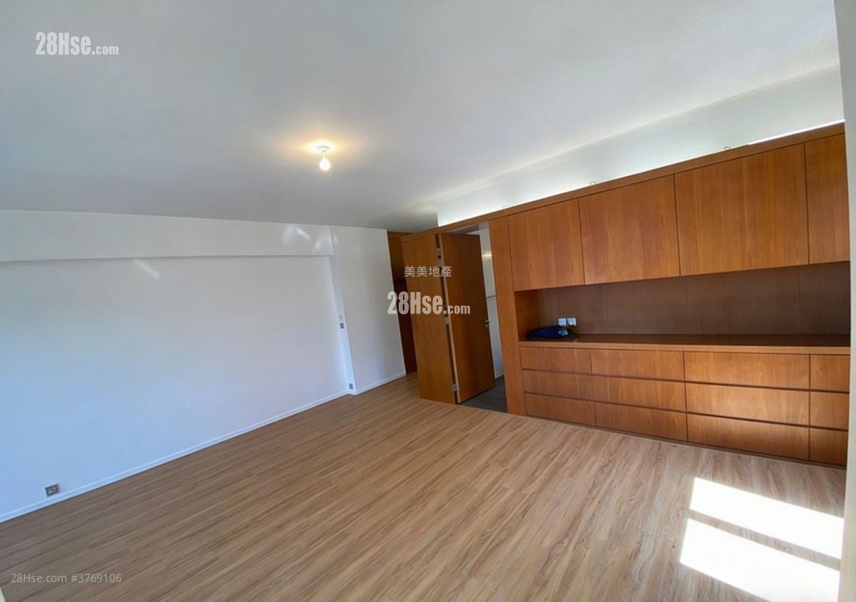 Manchester Court Sell 2 Bedrooms , 1 Bathroom 753 ft²