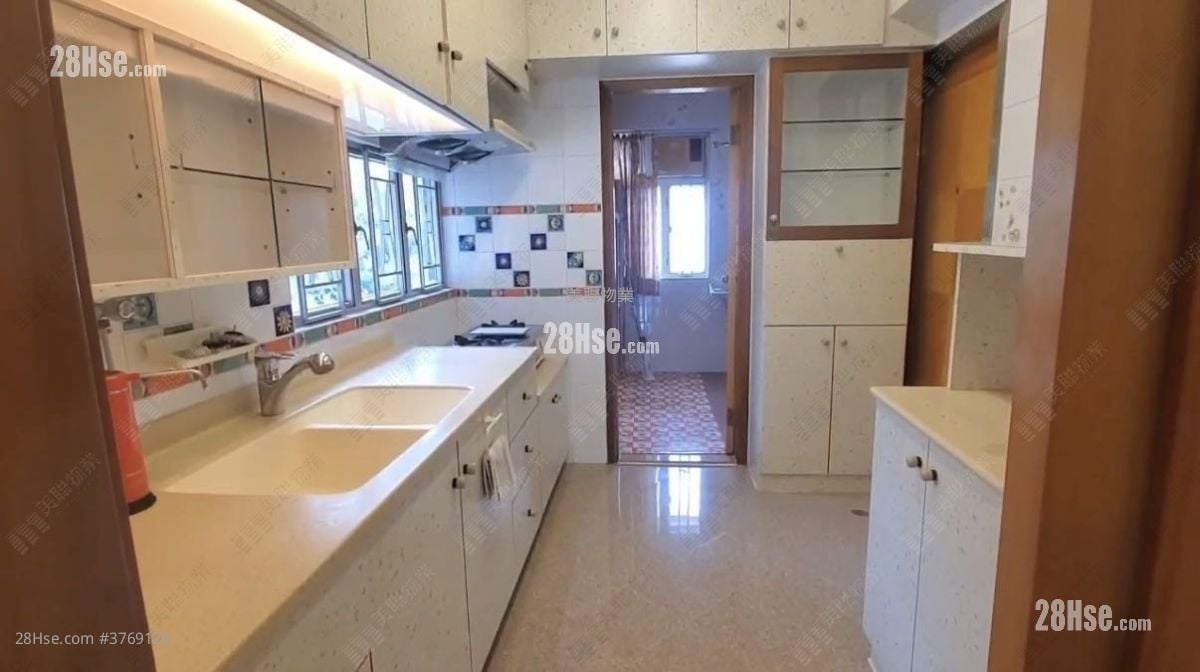 Devon Court Sell 1,270 ft²