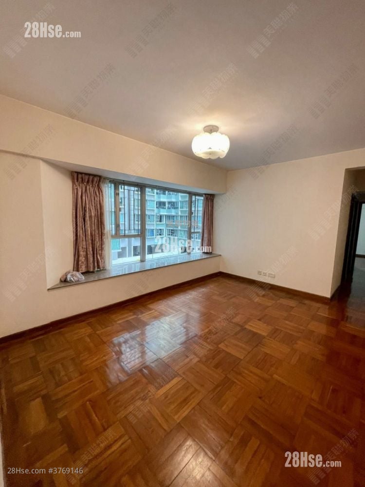 living room: Sereno Verde Sell 3 Bedrooms , 2 Bathrooms 778 ft²