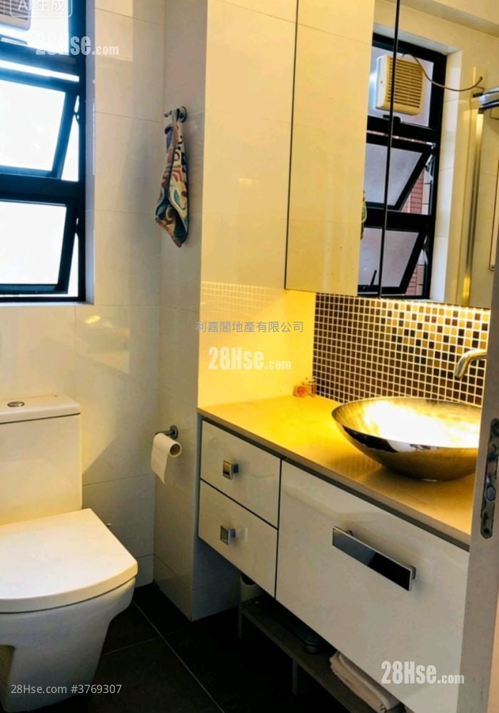 Pristine Villa Sell 4 Bedrooms , 2 Bathrooms 809 ft²