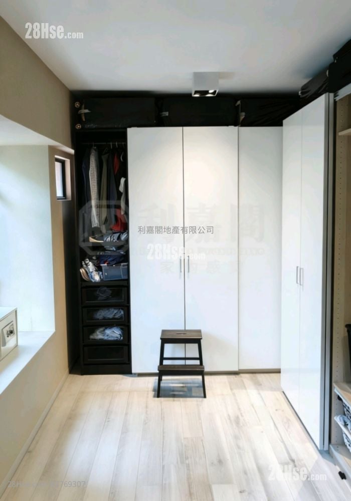 Pristine Villa Sell 4 Bedrooms , 2 Bathrooms 809 ft²