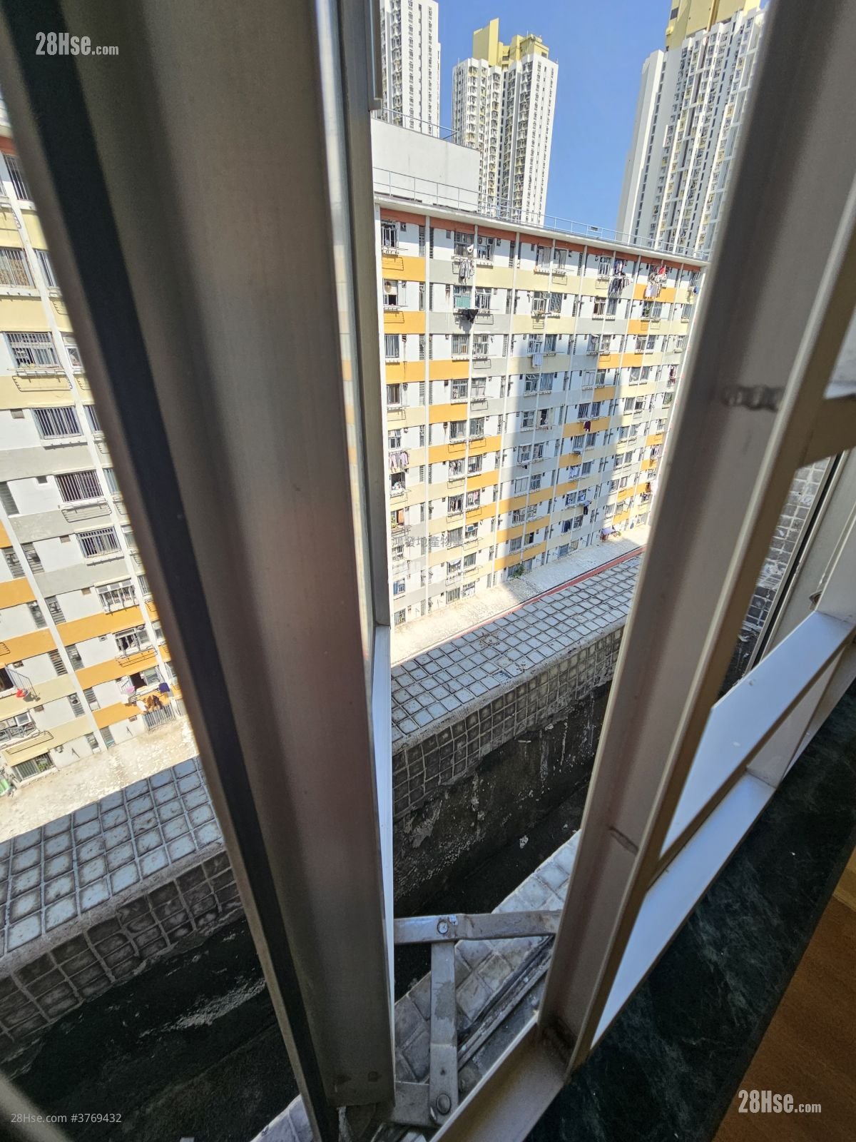 Berwick Court Sell 2 Bedrooms , 1 Bathroom 332 ft²