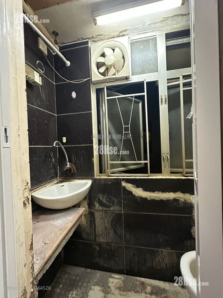 Lux Theatre Building Sell 3 Bedrooms , 2 Bathrooms 445 ft²