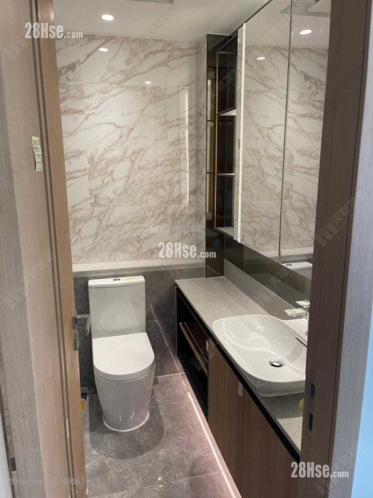 bathroom: Grand Mayfair  Sell 1 Bedroom , 1 Bathroom 354 ft²