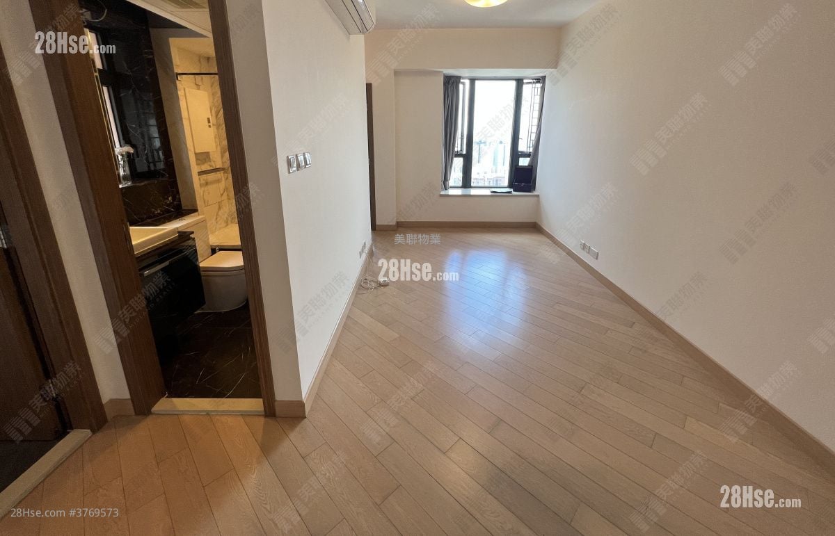 living room: Grand Yoho Sell 2 Bedrooms , 1 Bathroom 498 ft²