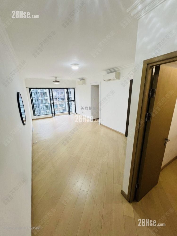 living room: Park Signature Sell 2 Bedrooms , 1 Bathroom 669 ft²